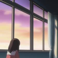 Osaka sentada vista de espalda viendo nubes.